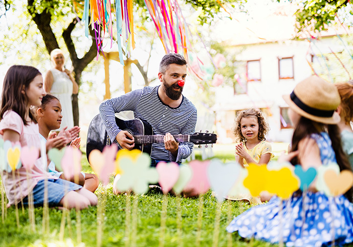 crianças e professor de música a cantar